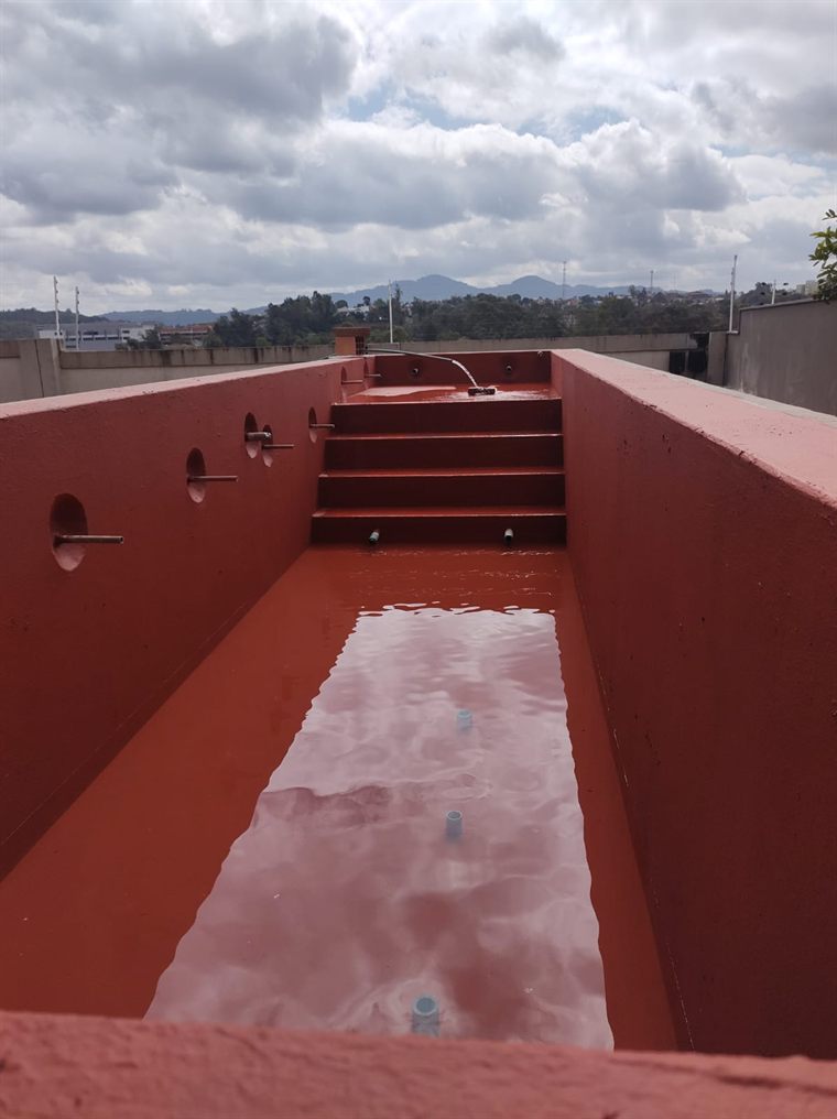 Reservatório impermeabilizado com teste de estanqueidade em andamento